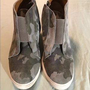 L Paola camouflage wedge